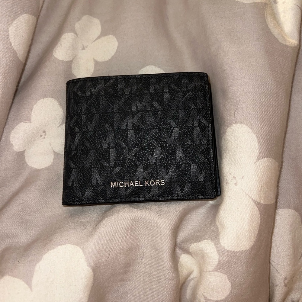 Micheal Kors men’s wallet